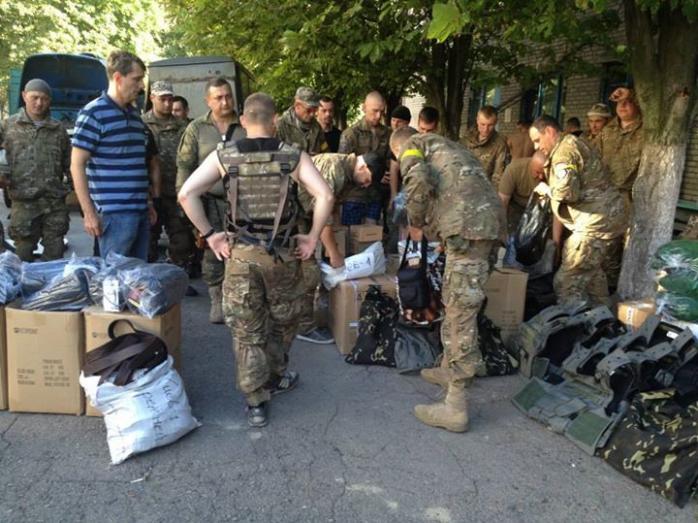 Киевские волонтеры отвезли находящимся в Славянске бойцам бронежилеты и тепловизоры