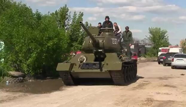 Украинская авиация уничтожила три танка и два БТР боевиков недалеко от границы