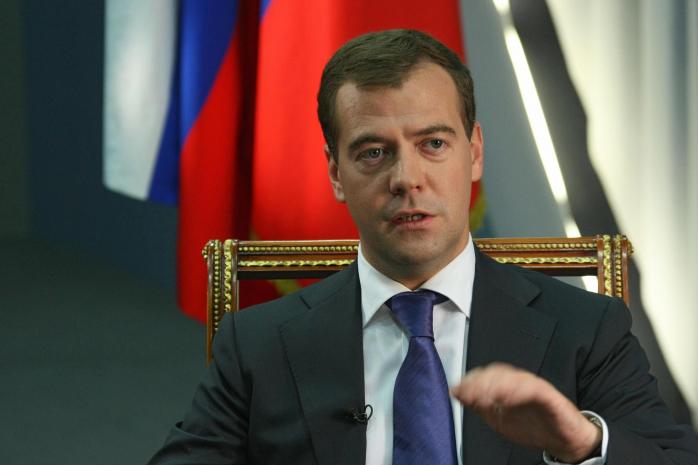 Медведев: Санкции США против России ничем не помогут Украине