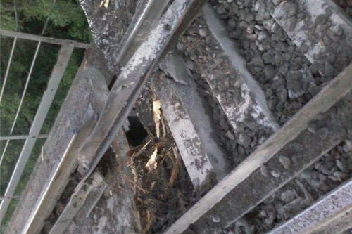 В Донецкой области неизвестный взорвал опору железнодорожного моста