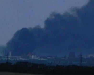 В Лисичанске после бомбежки загорелся НПЗ (ВИДЕО)