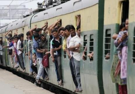 В Индии школьный автобус врезался в поезд: есть погибшие