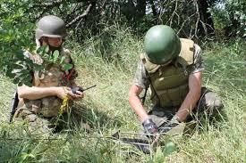 Саперы сил АТО под обстрелом боевиков разминировали мост на Луганщине