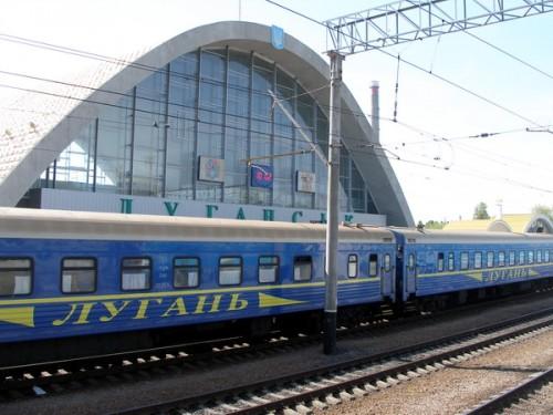 Рух поїздів у напрямку Луганська тимчасово припинено