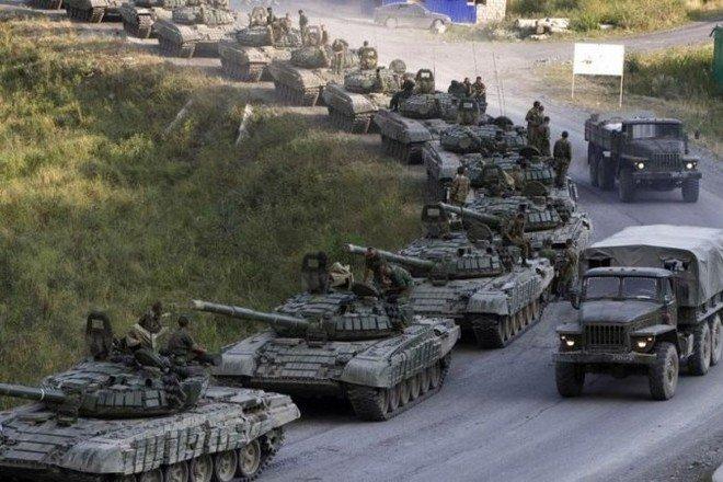 Росія підігнала до українського кордону бронетехніку з миротворчою символікою