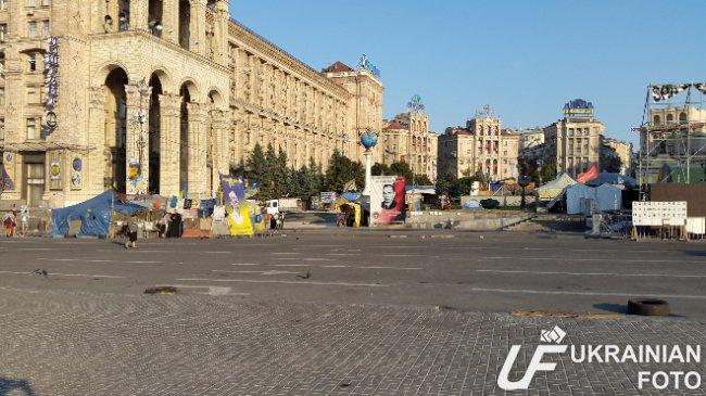 За ночь на Майдане выросли новые баррикады, милиции нет (ФОТО)