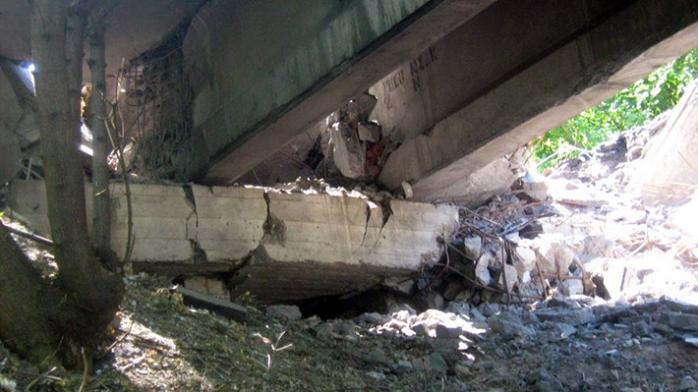На Донецкой железной дороге восстановлено движение поездов по взорванному ранее мосту