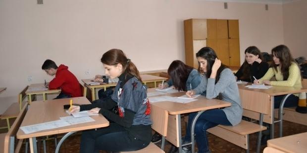 Українським учням дозволили користуватися мобільними під час уроків