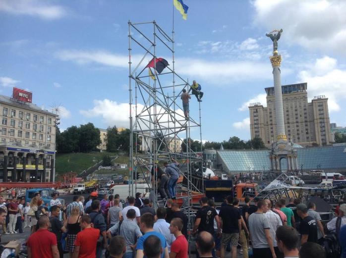 Активисты «Нарнии» разрушили сцену на Майдане Независимости (ФОТО)