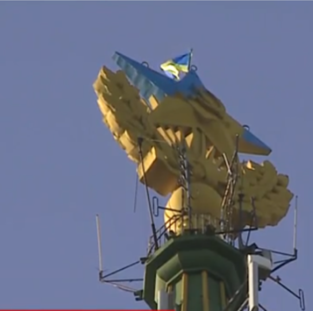 В Москве на сталинской высотке перекрасили звезду и подняли флаг Украины (ФОТО)