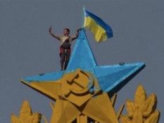 У Москві затримали чотирьох активістів, які підняли на висотці прапор України