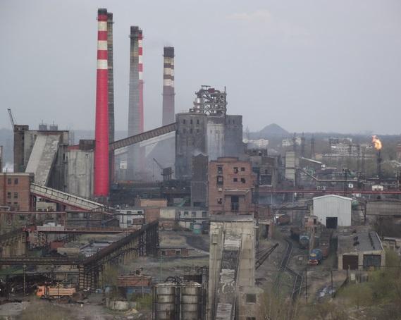 В Макеевке Донецкой области после обстрела повреждены коксохимический завод и шахта