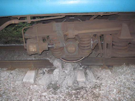 Вибухом пошкоджено колію на залізниці в Харківській області, жертв немає (ФОТО)