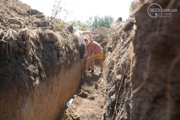 У Маріуполі місцеві жителі допомагають копати окопи на в’їздах в місто. ФОТО