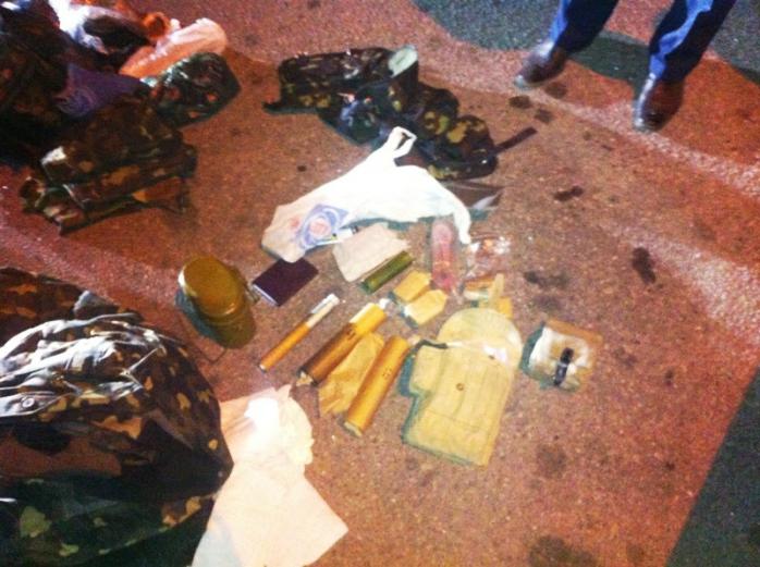 На блокпосту в Киеве обнаружили машину с пьяными пассажирами и сумкой боеприпасов. ФОТО