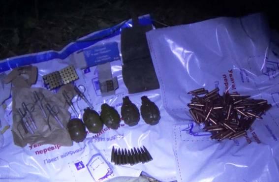 У лісі під Києвом знайдено дві схованки з арсеналом зброї. ФОТО