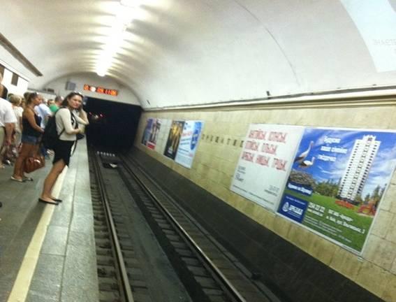 Подружжя, яке стрибнуло на колії у київському метро, виявилося біженцями з Луганська