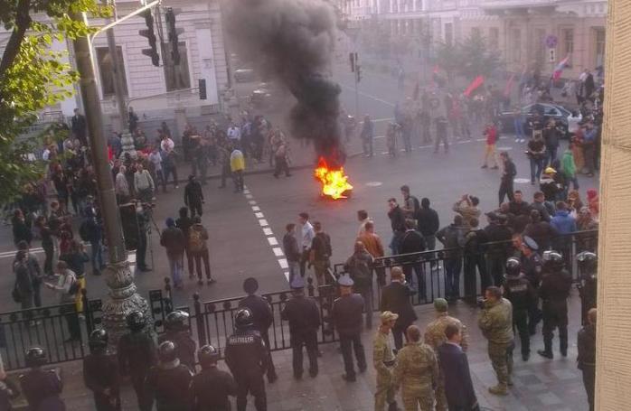 Митингующие перекрыли улицу Грушевского возле Рады и жгут шины. ФОТО