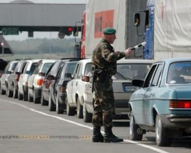 На границе Херсонской области с Крымом образовалась автомобильная очередь в 10 км