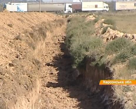 В Херсонской области выкопали рвы на границе с Крымом. ВИДЕО