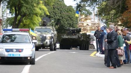 В Мариуполе прошел военный парад. ФОТО