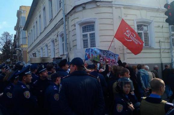 В Харькове коммунисты вышли на запрещенный митинг, часть задержали. ФОТО