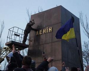 В Луганской и Николаевской областях снесли памятники Ленину (ФОТО)