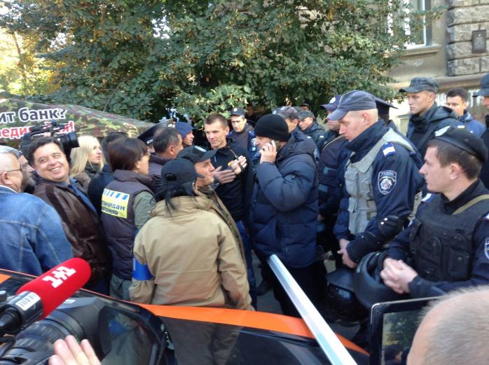 У Києві біля АП сталася сутичка автомайданівців із міліцією (ФОТО)