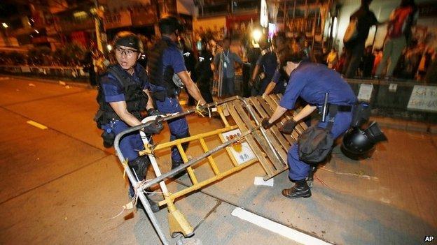 В Гонконге полиция зачистила самое большое место протестов за эту неделю