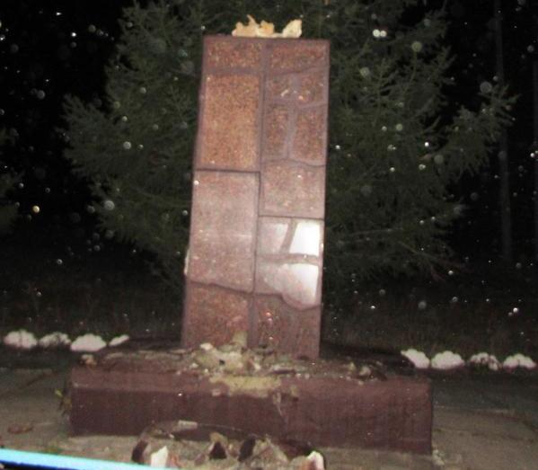 Ночью в Луганской области снесли еще два памятника Ленину (ФОТО)