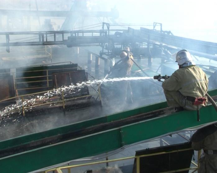 У Дніпропетровській обл. другу добу намагаються загасити пожежу на шахті зерносушарки