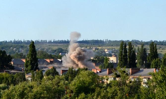 В четырех районах Донецка раздаются массированные выстрелы и взрывы
