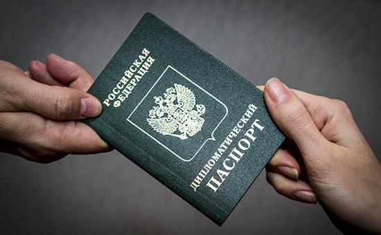 От депутатов РФ требуют срочно сдать дипломатические паспорта из-за санкций