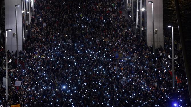 На марш проти податку на інтернет вийшли тисячі угорців. Фото Reuters