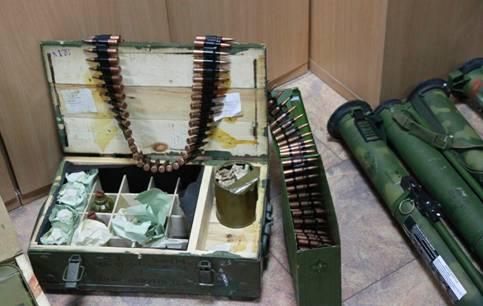 СБУ поймала трех боевиков, хранивших мощный арсенал оружия для ДНР (ФОТО)