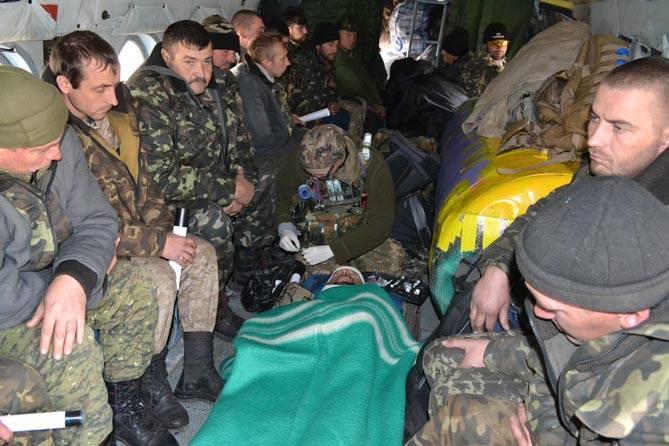 В Днепропетровск доставили 18 раненых бойцов АТО (ФОТО)