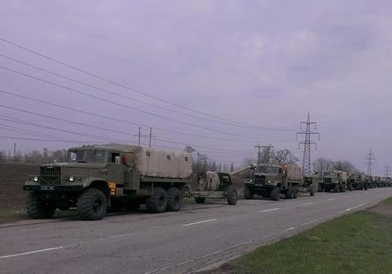 ОБСЕ зафиксировала в Донецке колонну из 43 грузовиков с боевой техникой