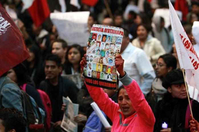 В Мексике многотысячные протесты из-за похищений и убийств студентов