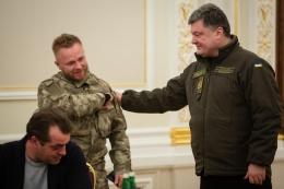 Порошенко вручил украинский паспорт воину-белорусу из батальона «Азов»