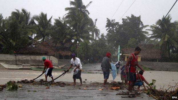 Шторм на Філіппінах: Жителів столиці попередили про вітер до 100 км/год (ФОТО)