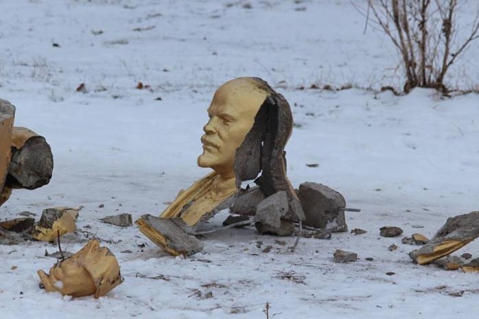 В Одесской области повалили очередной памятник Ленину (ФОТО)