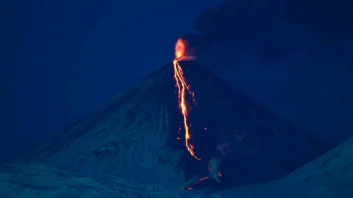 На Камчатке началось извержение крупнейшего вулкана Евразии