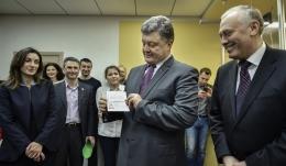 Порошенко стал первым владельцем биометрического паспорта в Украине