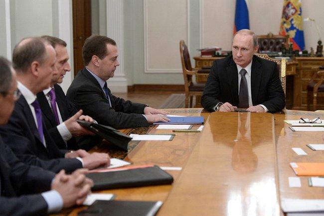 Путин обсудил с Совбезом обострение на Донбассе и падение цен на энергоносители