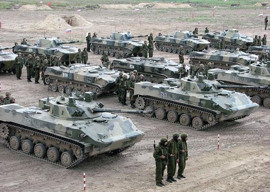 Уздовж кордону з Україною знову з’явилася численна військова техніка й солдати РФ