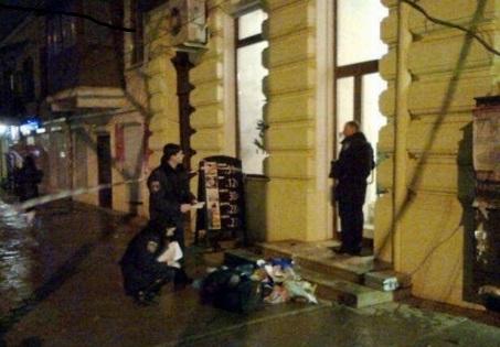 На східцях магазину в центрі Одесі вибухотехніки підірвали підозрілу сумку