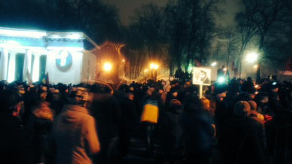 У Києві кілька сотень людей вшанували пам’ять перших загиблих на Майдані (ФОТО)