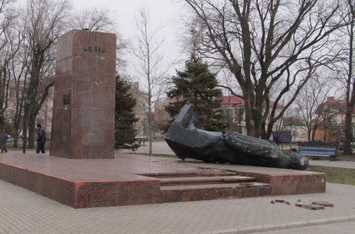 В Бердянске повалили памятник Ленину (ФОТО)