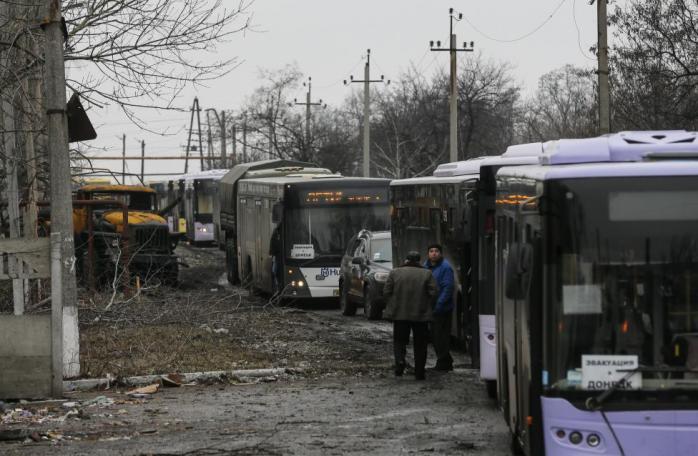 Жители Дебальцево массово покидают разрушенный город (ФОТО)