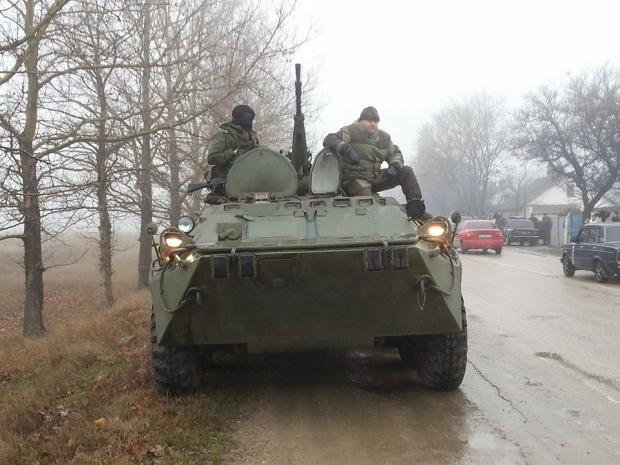 В Крыму бронетехнику подтягивают к границе с материковой Украиной (ВИДЕО)